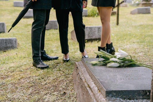 Graveside vs Funeral Service Comparison: Key Differences, Costs, Structure & How to Choose